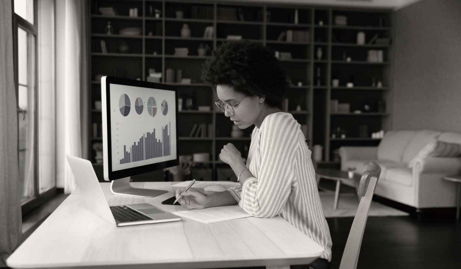 Woman-working-in-office