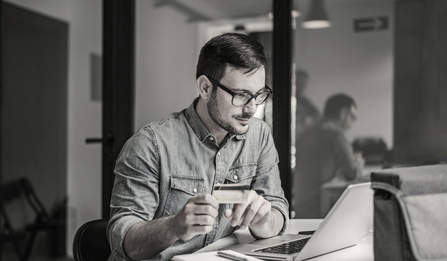 employee making an online payment